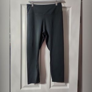 Nike One Luxe Women’s Mid Rise Crop Leggings Size Large color dark green